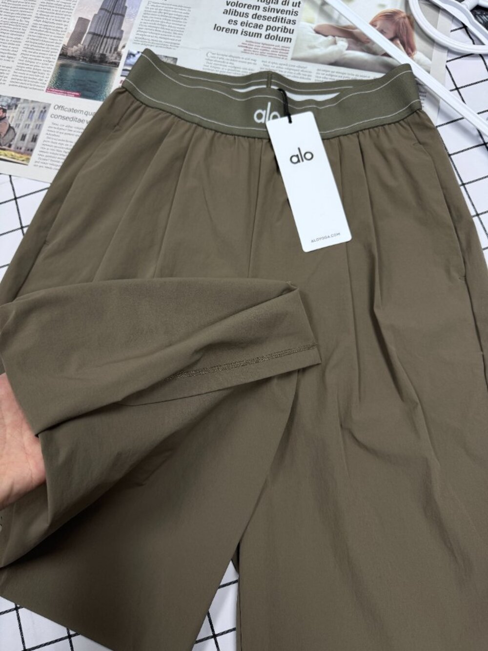 NWT Alo Yoga Suit Up Trouser Olive💘Wide Leg/Loose fit Women's pants - Picture 5 of 7